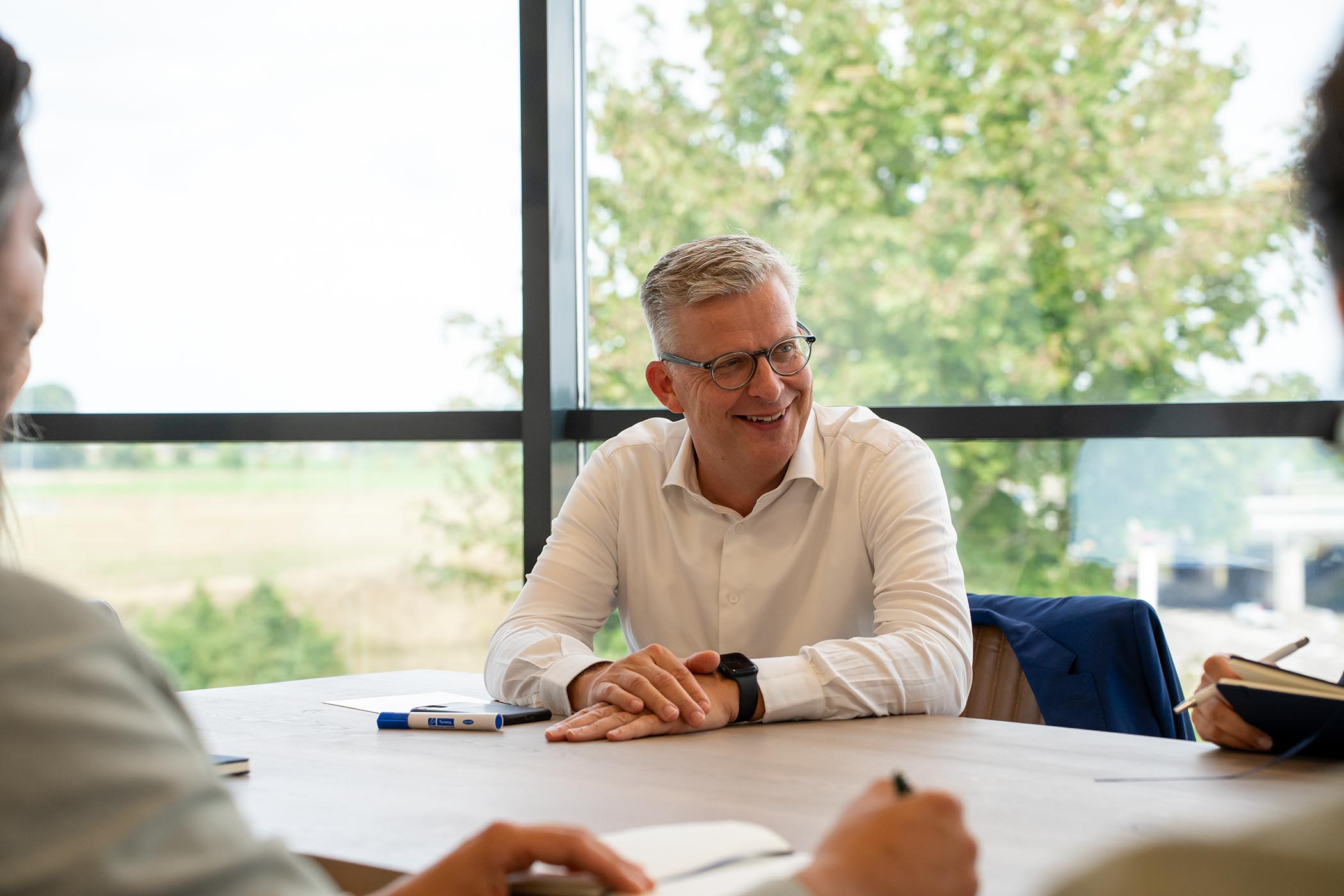 Peter Triepels in gesprek op kantoor